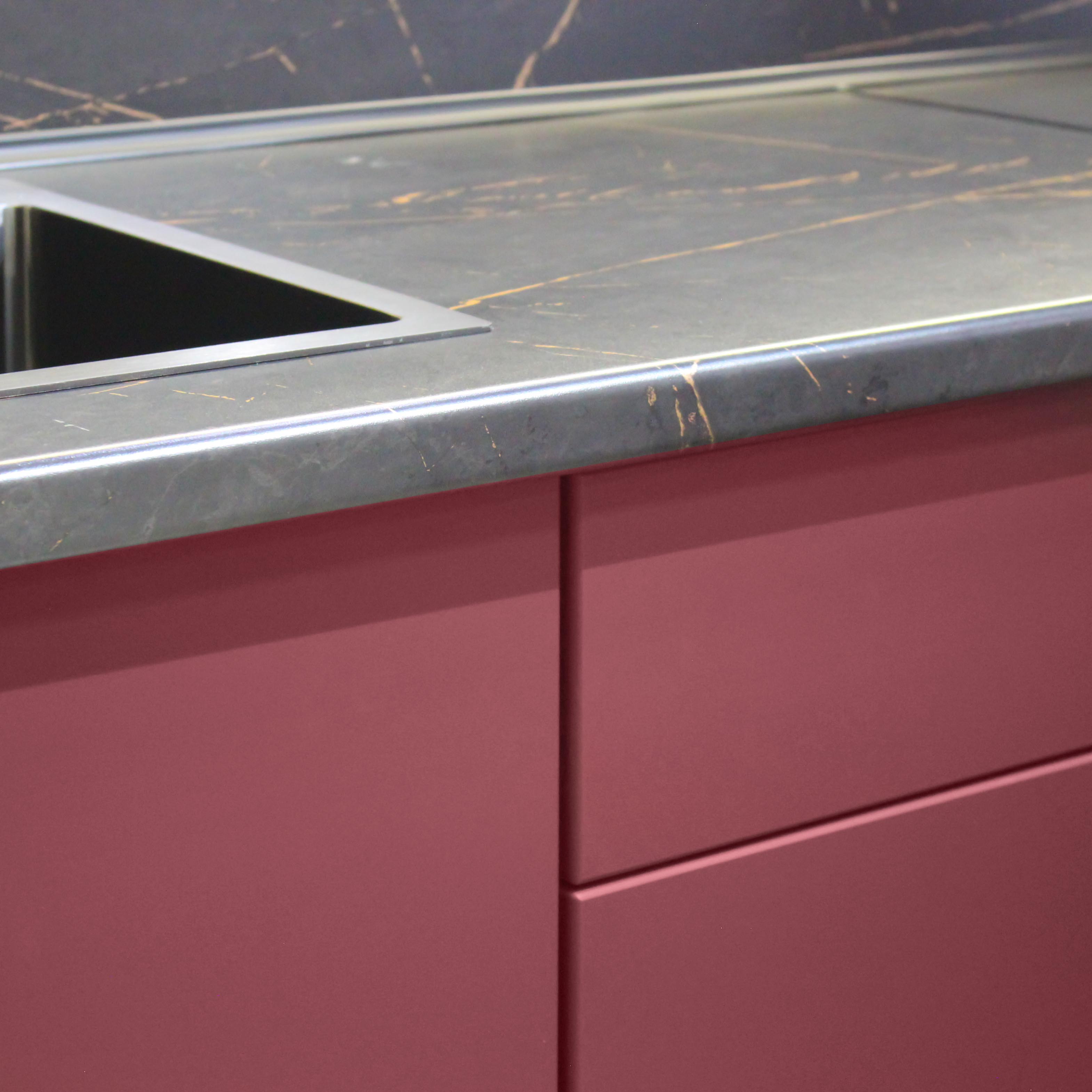 Кухня Домино 2 (Санд Красная Бургундия / столеш. Каспий чёрное золото матовая) 